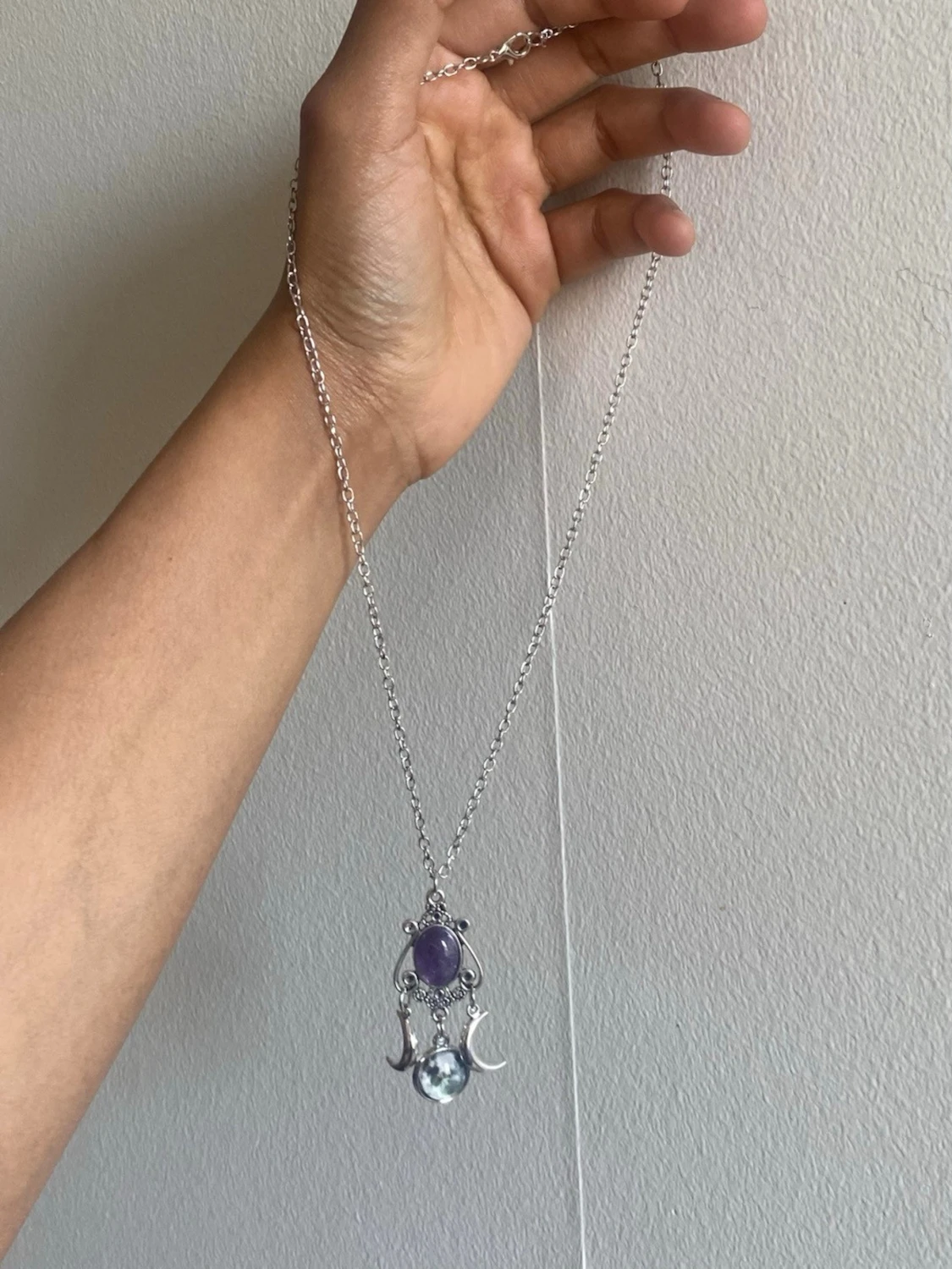 Silvrigt halsband med månberlocker - 2