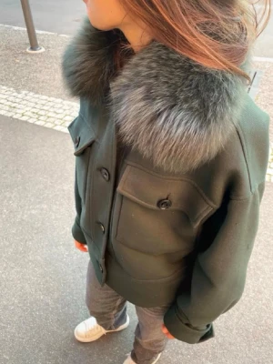 Mörkgrön meotine kappa helt ny, pris kan diskuteras - Snygg mörkgrön pälsjacka, äkta rävpäls, köpt på hemsidan MEOTINE, helt ny, jätte bra skick, köpte fel färg och kan inte lömmna tbx de därför jag säljer. Skriv för mer info samt bilder, köpt för 3000 priset kan diskuteras 