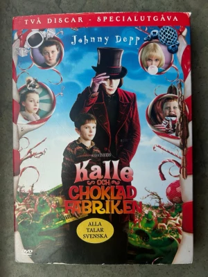 Kalle & chokladfabriken 2 disc dvd - DVD-film med Johnny Depp i huvudrollen. Filmen är en specialutgåva med två skivor. Textning finns på svenska, norska, danska, finska och engelska. Speltiden är 110 minuter.  Finns på språk: Svenska, Norska, Engelska  OBS!! skivorna är begagnade så det kan förekomma repor/hairlines på skivorna, men då jag kollar igenom alla filmer jag säljer garanterar jag att alla funkar felfritt om inget annat står! :)