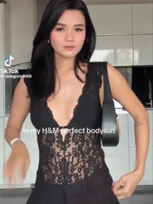 Svart spetsbody från H&M - Snygg svart body från H&M med djup v-ringning och transparent spets framtill. Bodyn har breda axelband och öppen rygg med spetsdetaljer. Perfekt för att skapa en trendig look. Materialet är spets och stretchtyg. Helt slutsålt!!! Strl M men skulle säga att den sitter mycket mer som en S!! 