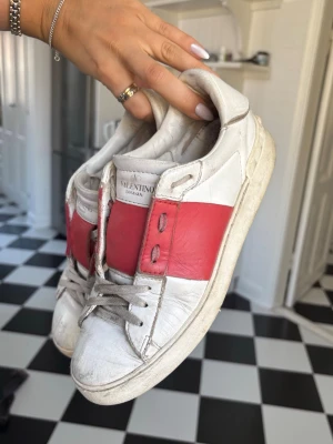 Valentino skor - Så fina Valentino sneakers. Storlek 38. Lite litnani hälarna (se bild). Skriv för fler bilder!❤️