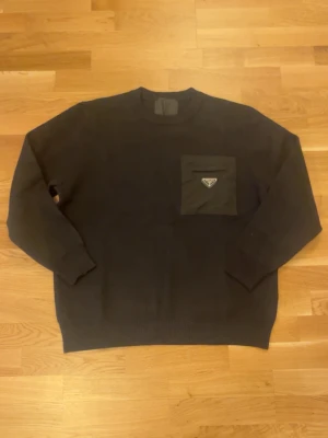 Svart tröja helt ny! - En helt ny svart tröja med detaljer och tagsen hänger kvar