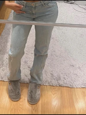 Straight leg jeans - Bra skick på jeansen från BikBok med lågmidja! Perfekt nu till våren o sommaren💞💞