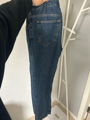 Jeans - Jättefina blå jeans med låg midja. Något utsvängda men ganska raka. Inte mycket använda alls🥰