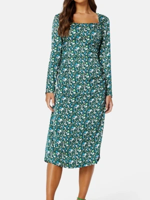 Grön blommig långklänning - Härlig klänning från Object - Stum, vävd kvalitet - Dragkedja på sidan - Draperad detalj på sidan - Smock i ryggen - Längd från axel bak: 111 cm i storlek 36