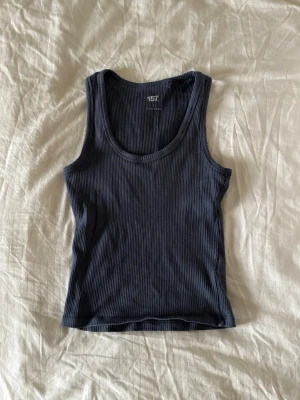 Mörkblå ribbad linnetopp 157 strl S - I fint skick! Färgen liknar jeansblå. 
