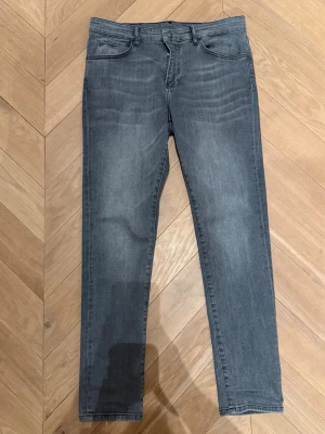 Loro Piana jeans - Säljer dessa riktigt feta Loro Piana jeansen i en slim fit modell. De är i storlek 31. Jeansen är i en relativt mörk grå färg. Använda endast ett fåtal gånger och är därför i väldigt bra skick. Pris kan diskuteras