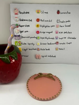 Lucky scoop  - Mystery Lucky Scoop ✨  I varje skopa får du ca 11–15 söta och roliga items! 💖 Perfekt för dig som älskar överraskningar och kawaii vibes.  💰 Pris: 169 kr per skopa 🛍️ Köp fler och få bundle-rabatt!  På bilderna ser du exempel på vad du kan få i din Lucky Scoop 🎀  📱 Följ mig på TikTok för att kanske se när just din order packas!  🎨 Du får gärna önska färg – jag gör alltid mitt bästa, men kan inte garantera att allt blir i exakt samma färg.