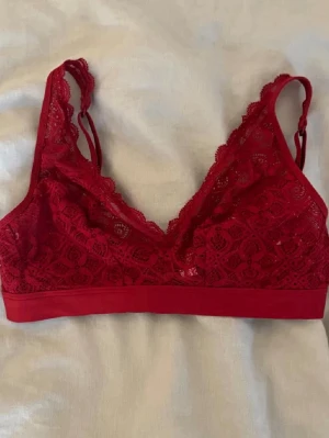 Röd spets bralette intimissimi   - Så snygg bralette I röd spets från intimissimi i storlek 75b ❤️ Använd fåtal gånger.  Justerbara axelband och jätteskönt material! (Pretty flowers) Går bra att köpa direkt! gärna via Instabox / PostNord 