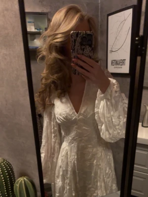 Studentklänning NAKD - Säljer för jag hittat en annan, aldrig använd💕 Skriv för fler bilder eller diskutera pris! Köpt för 699 säljer för 450!