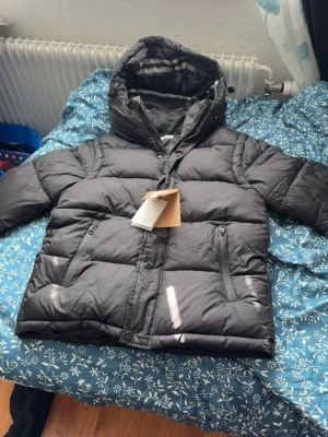 Burberry jacka - Storlek s burberry jacka, helt ny. Kan bli till en väst också.