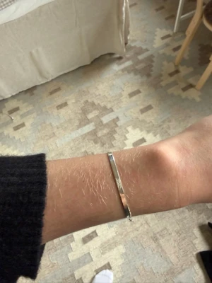 Ett ”snake” armband i äkta silver - Armbandet är i äkta silver och justerbart +5 cm. Använt 2 gånger men är tvättat med silverputs & silverduk.