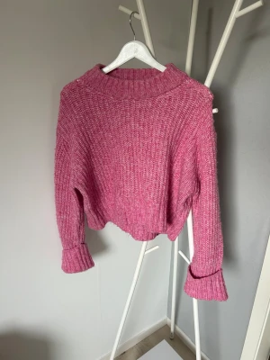 Rosa stickad tröja  - Jättesöt stickad tröja i fin rosa färg. Lite nopprig på några ställen men ändå fint skick och inget man tänker på🥰