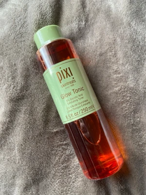 Pixi Glow Tonic 250 ml toner - Helt ny obruten förpackning. Köpt för 299:-. 250ml. Säljes pga hittat annan produkt som funkar perfekt för mig så vill ej ändra min rutin. Kan lägga upp den igen när de har frifrakt om man vill 👍 djur och rökfritt hem! 
