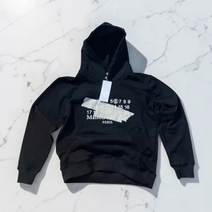 Maison margiela hoodie - Helt ny, oanvänd med tags! Äkta såklart! Skriv till mig vid funderingar, prisförslag och frågor!