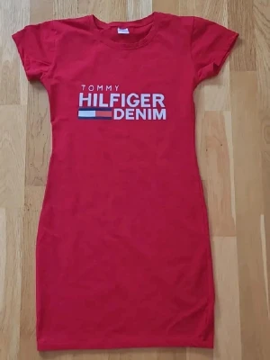 Tommy Hilfiger klänning  - Superfin Tommy Hilfiger klänning i storlek M. Den är ej äkta och därav priset, men annars är den i superbra skick (endast använd 1 gång). 💞