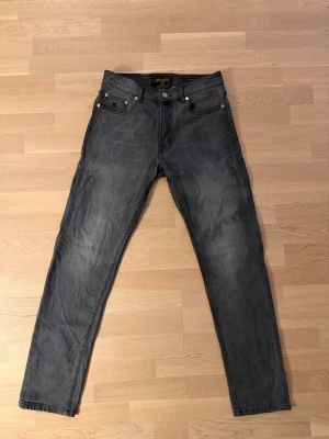 MooRER Jeans - Snygga grå jeans från MooRER Verona, tillverkade i Italien. Klassisk femficksmodell med raka ben och silverfärgade nitar. Storlek 31 men är väldigt små i storlek så passar dig som har storlek w28.