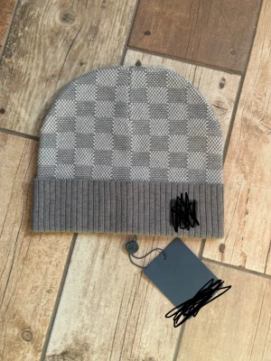 Grå rutig mössa med ribbad kant - Perfekt kondition behöver bara inte den längre