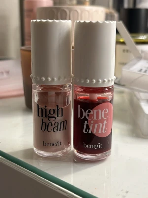 Kitt från Benefit - High Beam highlighter från Benefit i en liten glasflaska med vit kork och pärldetaljer. Färgen är ljusrosa med satinfinish som ger ett naturligt glow. Perfekt att använda på kindben, näsrygg och under bryn för extra lyster. Och en benefit tint endast använda 2-3gånger orginal pris styck: ca 299kr 