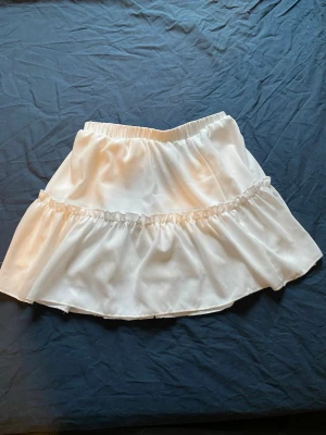 Vit kjol - Vit kjol som är i bra skick
