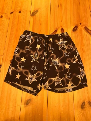 Print shorts - Shorts med tryck från romwe