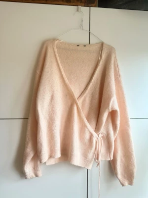 Kofta - Så fin ljus rosa kofta! Lappen är avklippt och passar overaized på mig som är xs/s. Vet ej material eller var den är ifrån, men lappen på bild 4 ser ut att komma från Lindex! Den är lite fluffigt nopprig, se bilder - kanske går bort med en kam eller liknande, har inte testat. Annars fint skick!😇