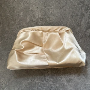 Champagnefärgad satin kuvertväska - Använd 1 gång, inga defekter❤️ 