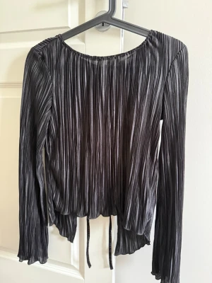 Plisserad svart topp- NA-KD - Blus med öppen rygg, använd enstaka gånger 