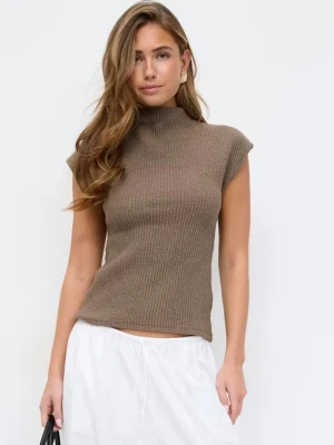 Gina tricot funnel neck top - ALDRIG ANVÄNT! 🥳Säljer en brun ribbad stickad polotopp med korta ärmar och hög hals. Toppen har en slim passform och är perfekt för att styla med både jeans och kjol. Materialet är mjukt och stretchigt. Materialet är som sagt väldigt stretchigt så passar storlek S också! pris kan diskuteras!!!