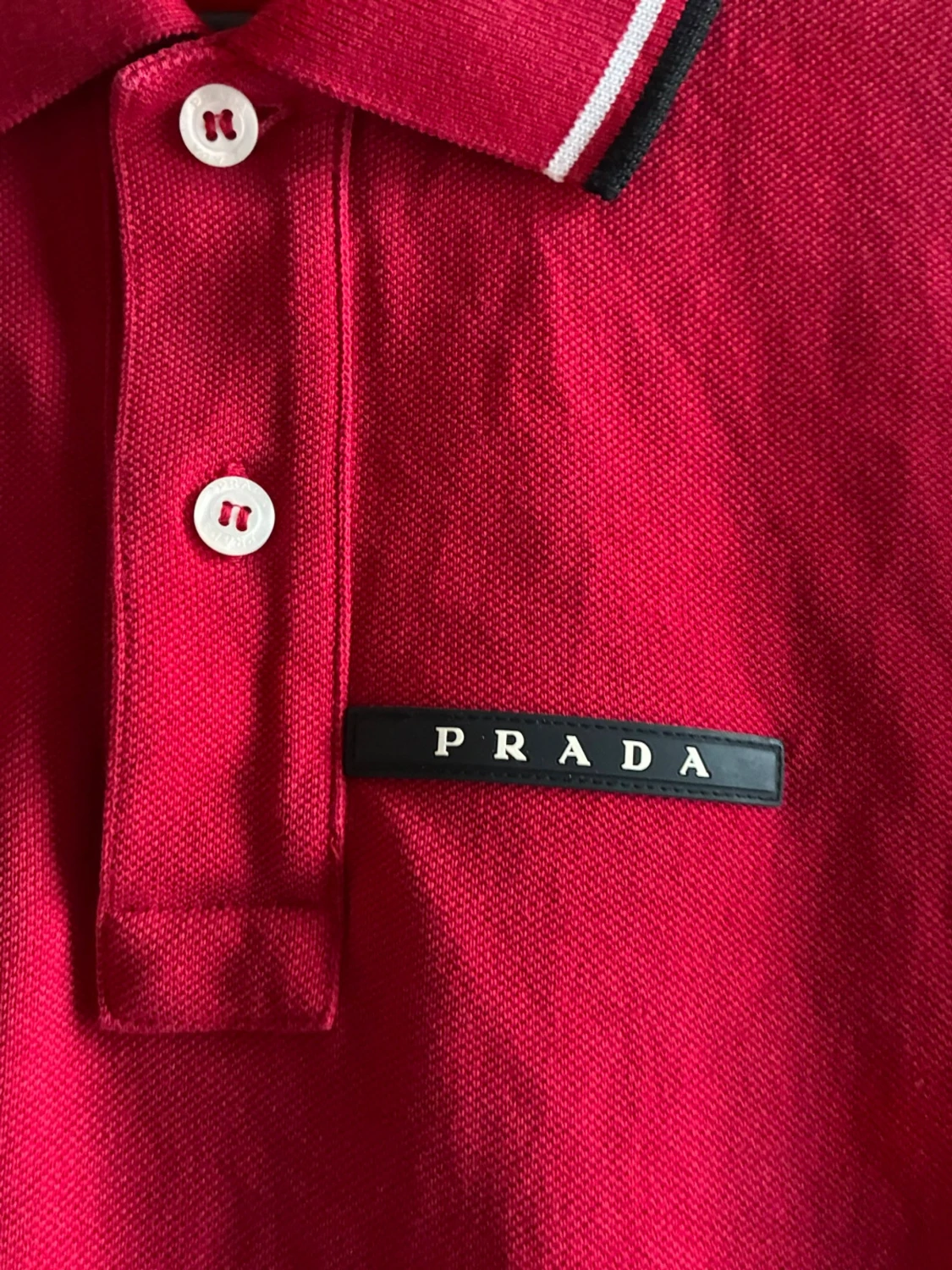Röd pikétröja från Prada - 2
