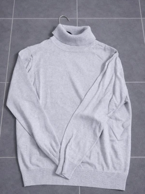 Isolde - Turtle neck för kvinnor, från märket Isolde. Tröjan är i storlek L och nyskick, knappt använt. Hör av dig vid intresse/ frågor. PRIS KAN DISKUTERAS!!