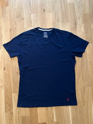 Ralph Lauren T-shirt - Storlek L - Ralph Lauren T-shirt för män. Storlek L men passar även M. Bra skick, inga skador. Enkel och simpel T-shirt som passar bra till alla tillfällen. Hör av dig vid intresse/frågor. PRIS KAN DISKUTERAS!