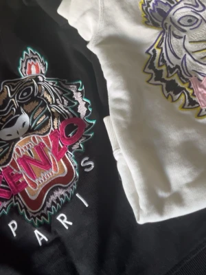 Tjocktröjor från kenzo  - Säljer då ja vill bli av me dom pga att de inte är min stil längre båda för 300kr pris kan diskuteras ❤️.