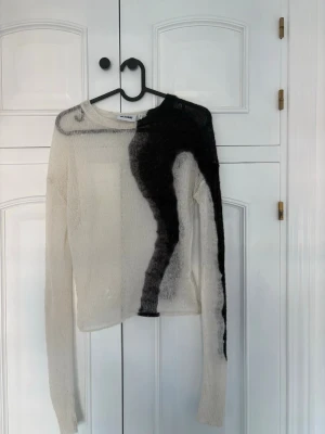 Stickad tröja Weekday svart/vit - Säljer en tunn stickad tröja från Weekday i storlek XS. Använd fåtals gånger då jag inte gillar hur den hitter på mig❤️🥰