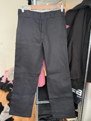 Dickies 874 byxor  - Dickies 874 Original Fit byxor i storlek W28/L30. Helt nya, aldrig använda. Klassisk modell med rak passform – perfekt för både vardag och streetwear.