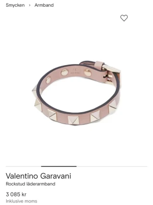 Valentino Garavani Rockstud armband - Säljer nu mitt as coola och snygga valentino armband då jag aldrig använder det längre. Köpt från NK 2024 och använt max 5 gånger. Originalt kostar det 3 tusen men säljer de för 2000, men vid snabb affär kan jag sänka ner till 1700. Kvitto med kommer samt box och extra nitar. Kan även mötas upp 