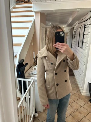 Beige jacka - Säljer den här jättesnygga kappan från H&M i storlek 36. Hör av dig för mer bilder eller info💕