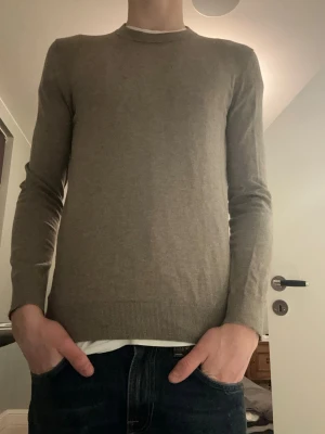Merinoull tröja - Stickad brun/beige crewneck 100% merinoull H&M. Flitigt använd men saknar defekter. Bara att fråga om något är oklart!