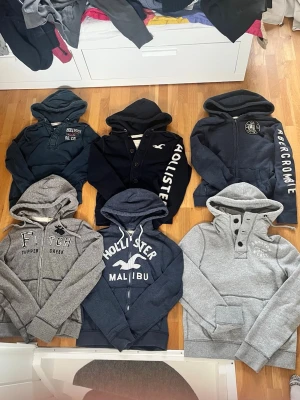 Hollister Abercrombie hoodies drop s m l - Riktigt snygga och eftertraktade plagg. Hollister Abercrombie i olika storlekar S,M,L fint skick på dom. Kan köpa en men rabatt vid flera kom dm för frågor och prisförslag 😁 har även mycket mer i min profil följ gärna och kolla✌️