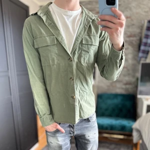 Overshirt - Bra skick, en knapp är lite skadad och det finns en defekt på armen, sista bilden! Passar dig som är mellan 175-185cm ungefär. Nypris ca 1000kr. Modellen är 185 cm, 75kg. Passar bra nu till våren! Skriv för mer information!🤝