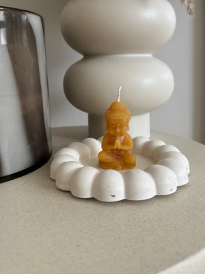 Handgjort ljus - Handgjort ljus formad som en buddha