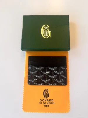 Svart plånbok  - Jag säljer en svart plånbok box ingår skriver vid frågor kort kanske med följer har få 