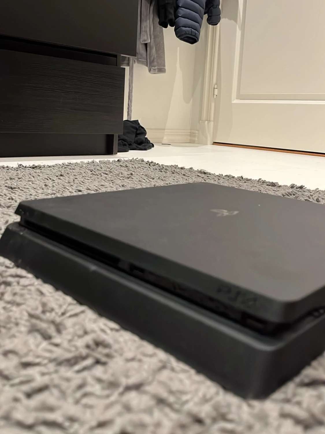 PlayStation 4 Slim med tre kontroller - 1