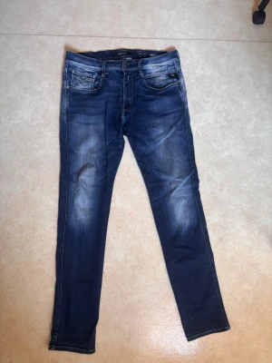 Replay jeans - Tjena, säljer dessa replay jeans då dom inte kommer till användning. Jeansen är i bra skick. strl 33 och sitter slim.