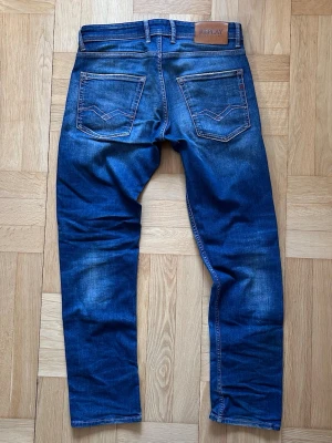 Blåa Replay Jeans - Ett par blåa jeans från Replay. Bra skick. W31 L32. Modell Grover.  Hör av er ifall ni har några frågor!