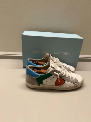 Phillipe Model skor  - Ett par stilfulla Phillipe Model skor i toppen skick, sparsamt använda. Inköpta på El Corte Ingles i marabella för 340€. Storlek 40 sitter som en 41:a. Priset ej hugget i sten. Hör av er vid frågor eller funderingar! 