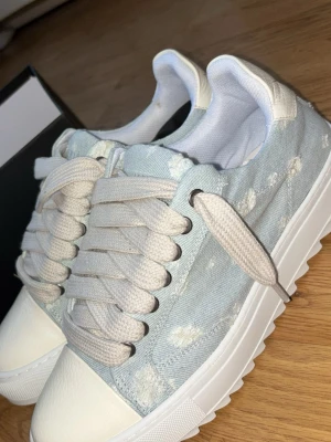 Ljusblå numeris - Helt nya og pris 2200