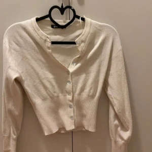 Vit kofta - Söt vit kofta från ginatricot i storlek xs, säljer den för 50kr