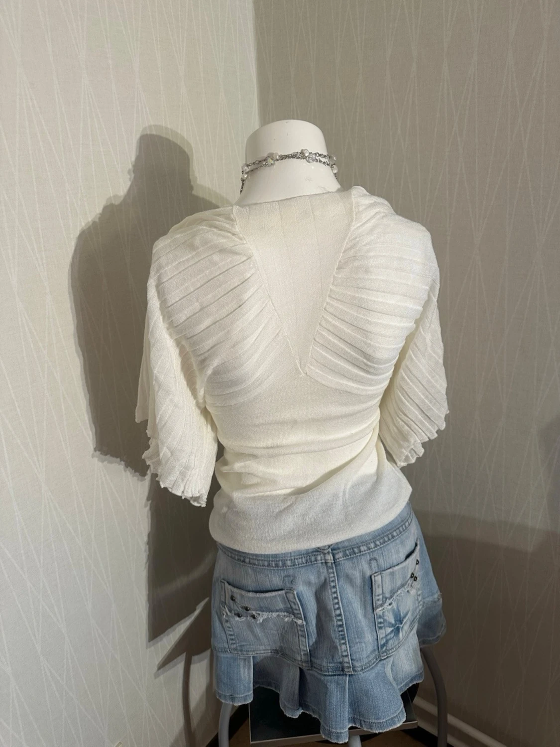 Vit ribbad stickad topp med v-ringning - 1