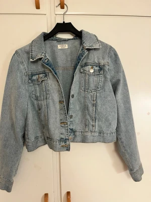 Jeans jacka  - En så söt jeans jacka perfekt nu till våren! Använd en gång och säljs för den inte kommer till användning☀️ är i Storlek 170 men passar till Xs